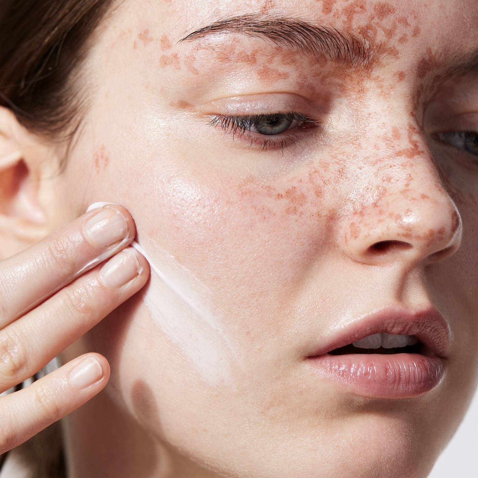 holy-hydration-face-cream-j7 040822_Model_HH-FaceCream_091_RT2-V1_IGF_38740f4c-997d-4161-a3bd-3457855e993f.jpg