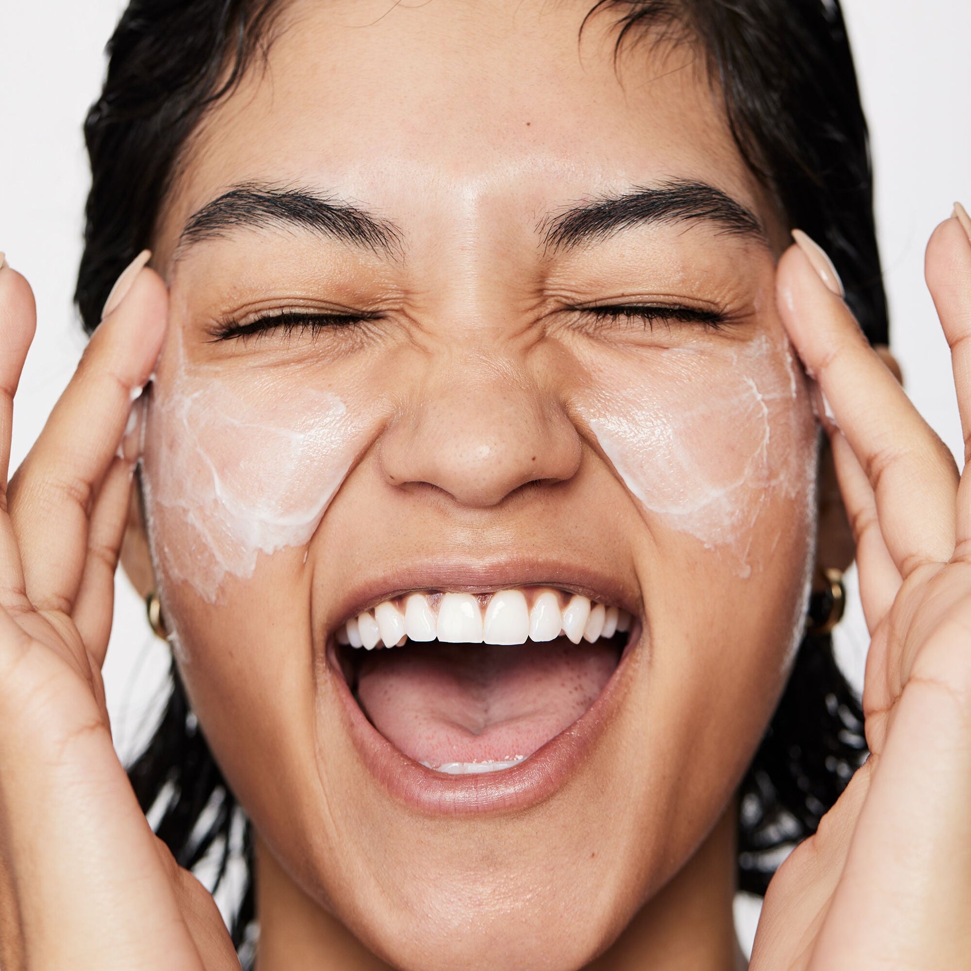 pure-skin-moisturizer-w2 040822_Model_Pure-Moisturizer_200_RT2-V1_RGB040822_Model_Pure-Moisturizer_200_RT2-V1_V1_IGF.jpg