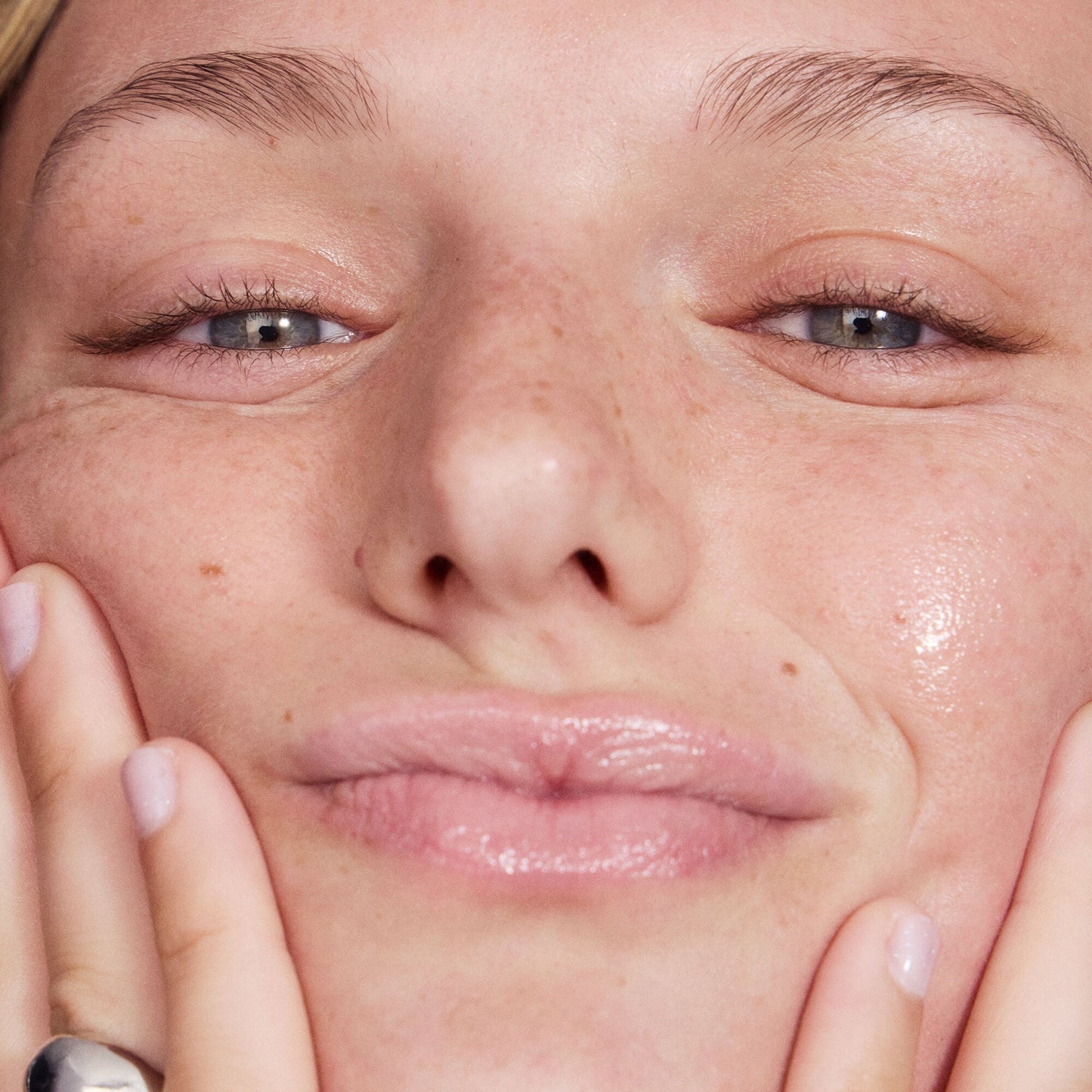 thirst-burst-pore-fecting-toner-s1 042125_SKIN_TBT_Madison_ModelApp_1086_RGB_IGF_b893cbea-7625-4cea-af34-1676ebd285ed.jpg