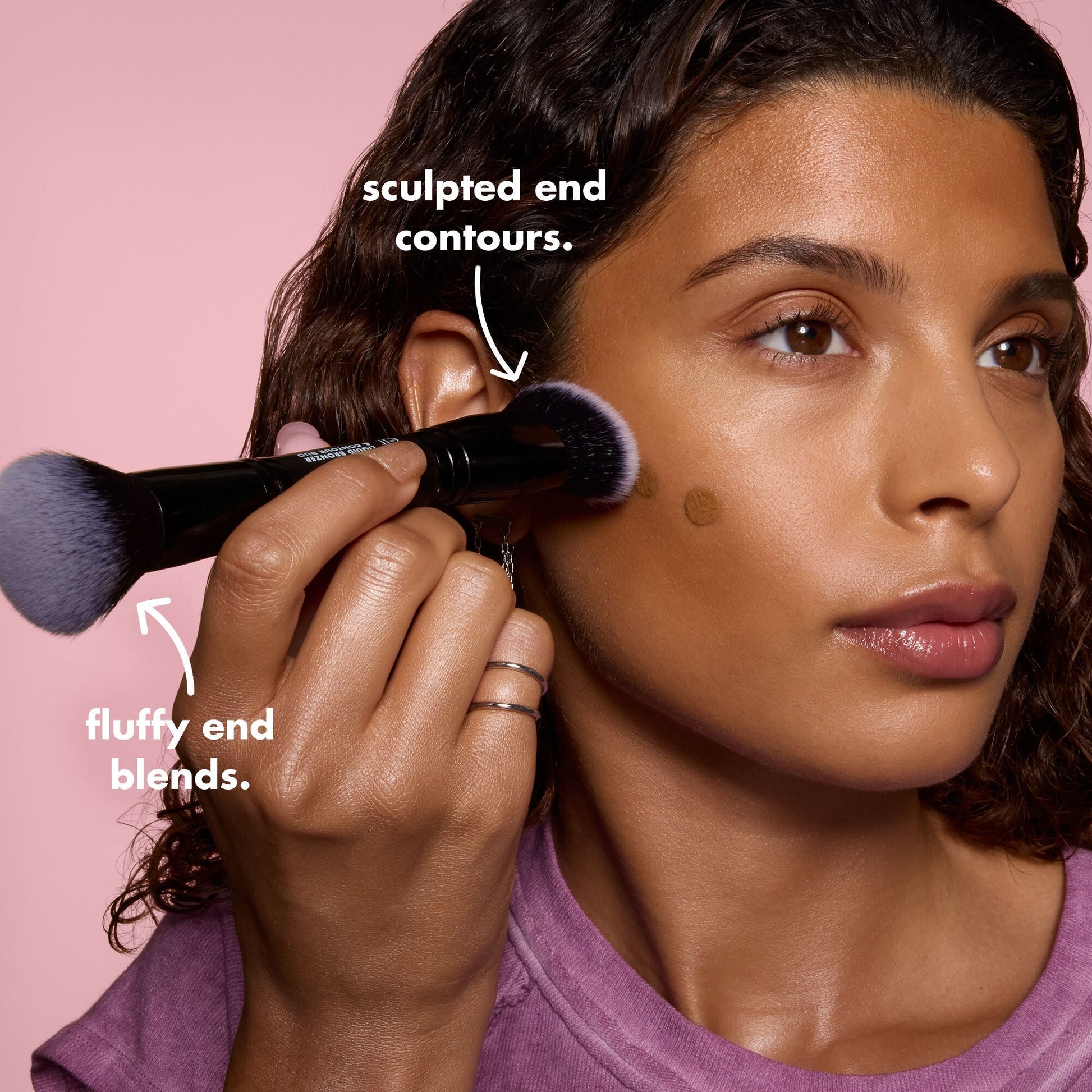 liquid-bronzer-and-contour-duo-brush-v6 0426_EDU_LiquidBronzer_ContourDuoBrush_BenefitModel.jpg