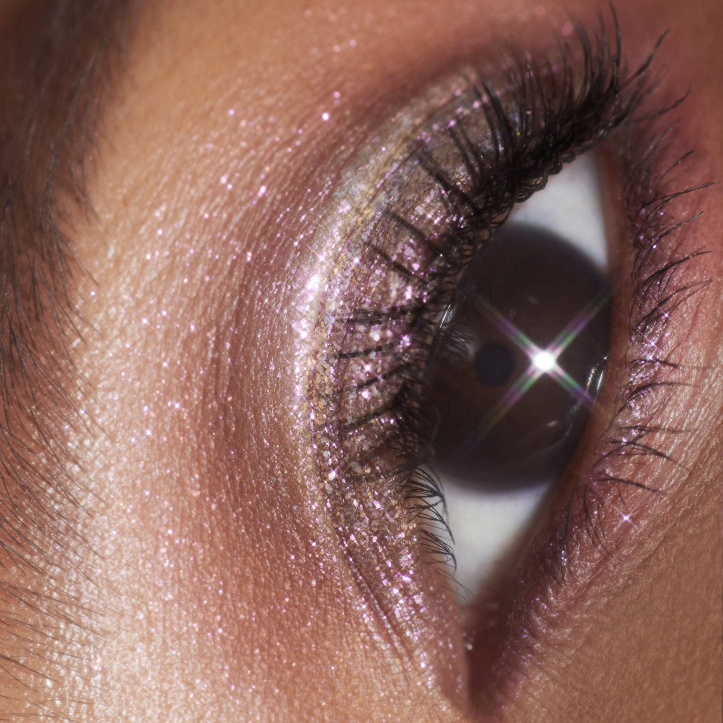 duochrome-liquid-eyeshadow-h1 061223_Chi_SparkPink_0023_FINAL_RGB_IGF.jpg