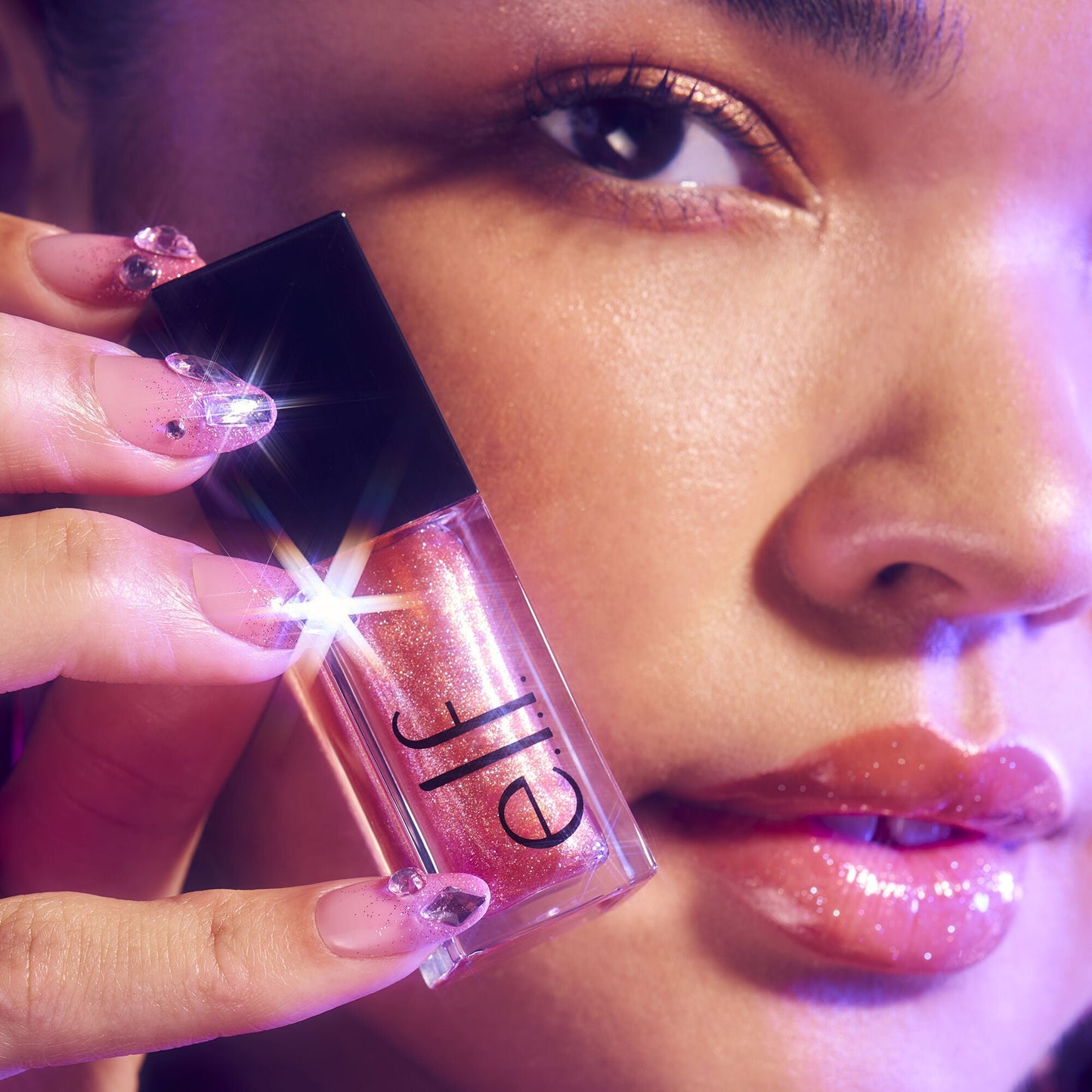 glow-reviver-plumping-lip-oil-e1 072225_Breanna_LipPlump_0391_2000x2000_0613e084-a418-44f9-b40d-c461b7a4b6db.jpg