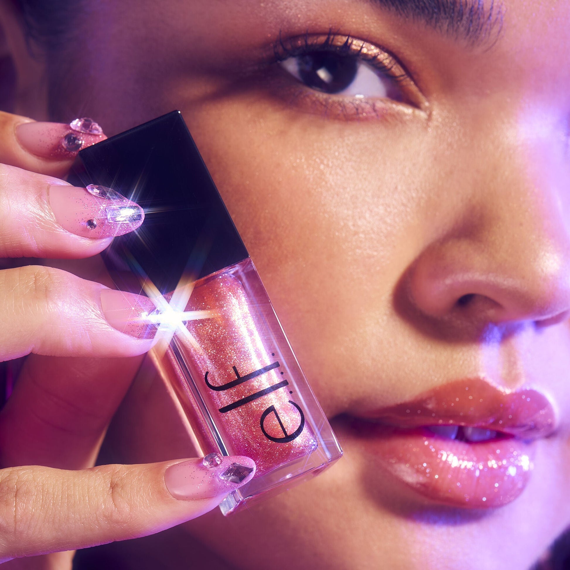 glow-reviver-plumping-lip-oil-e1 072225_Breanna_LipPlump_0391_2000x2000_0613e084-a418-44f9-b40d-c461b7a4b6db.jpg