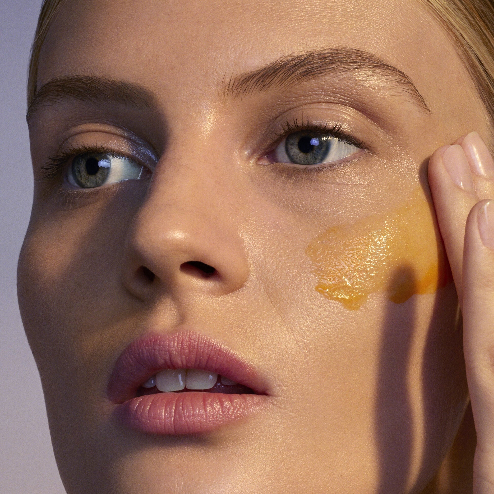 youth-boosting-advanced-night-retinoid-serum-i4 080222_Florence_ANR_0403_IGF_V2.jpg