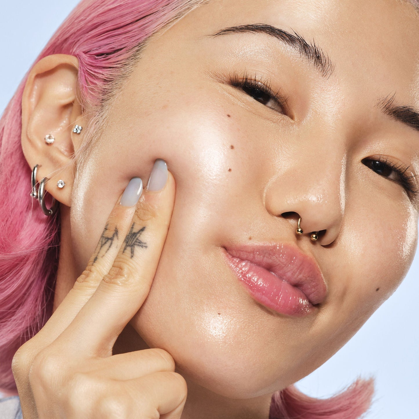 glass-slick-serum-stick-t6 102225_SKIN_Michelle_Editorial_015_w4QC_RGB_IGF_42f2efa3-c76d-440b-9883-58026346f35b.jpg