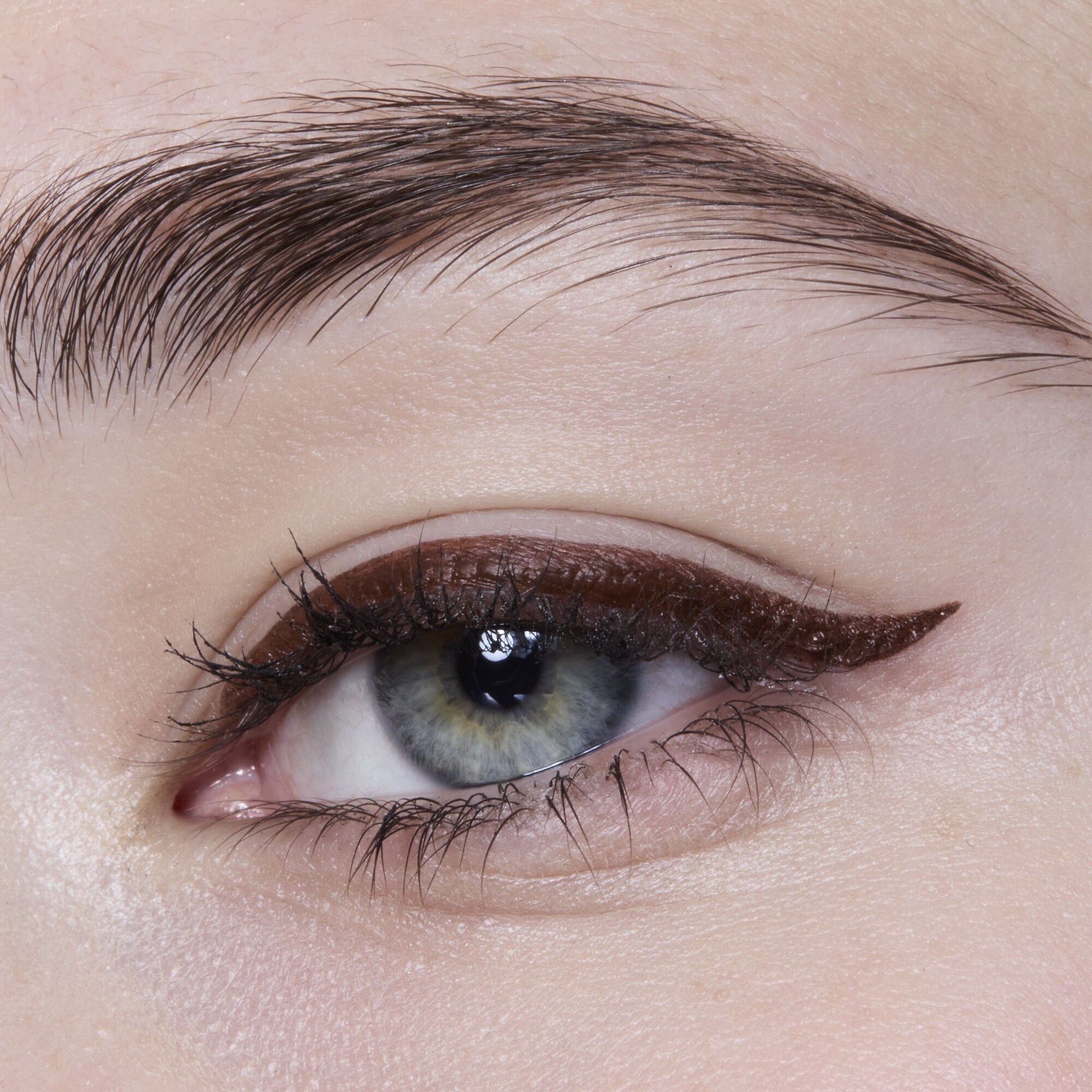 h2o-proof-eyeliner-pen-j1 81606_H20_PROOF_EYELINER_20PEN_CHESTNUT_MOM_BROWN_JORDAN_0029_v3.jpg