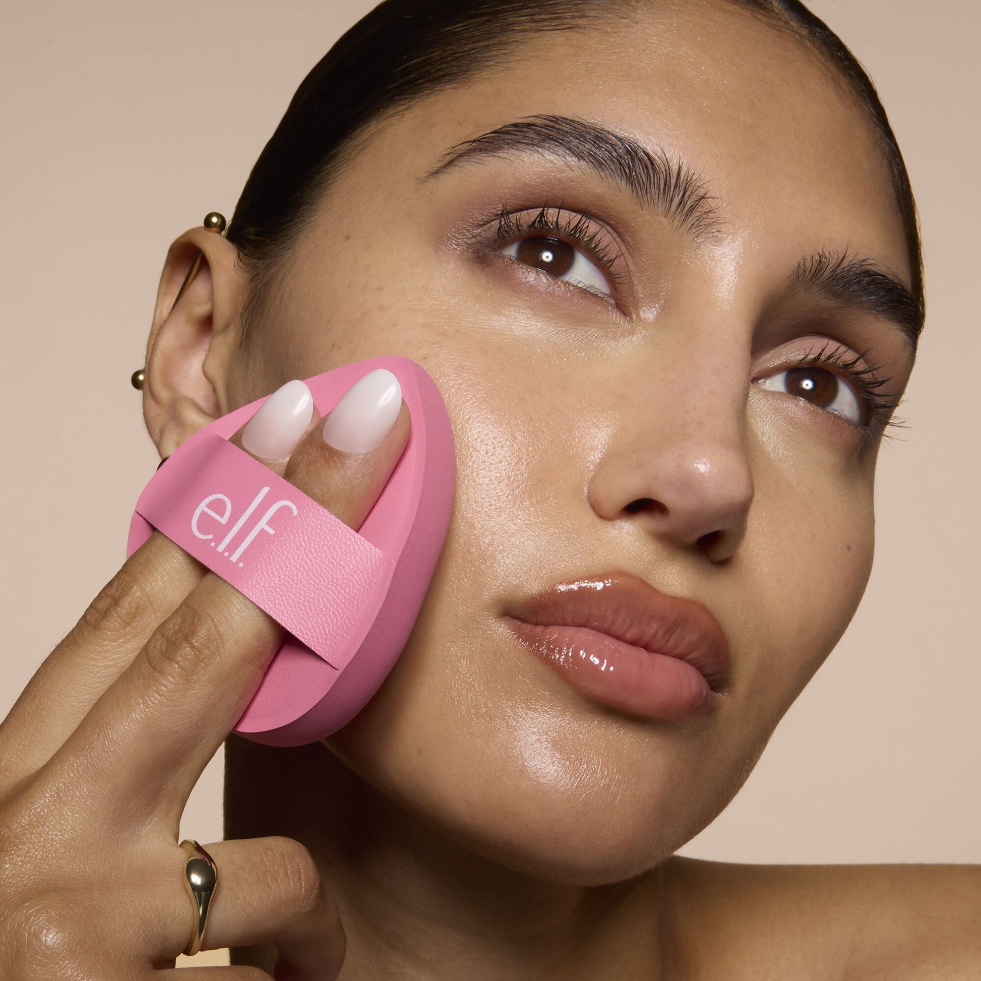pillow-puff-foundation-sponge-i6 81838_MOM_PILLOW_PUFF_FOUNDATION_SPONGE_TOOL_SHOT_SONALI_0126_V2.jpg