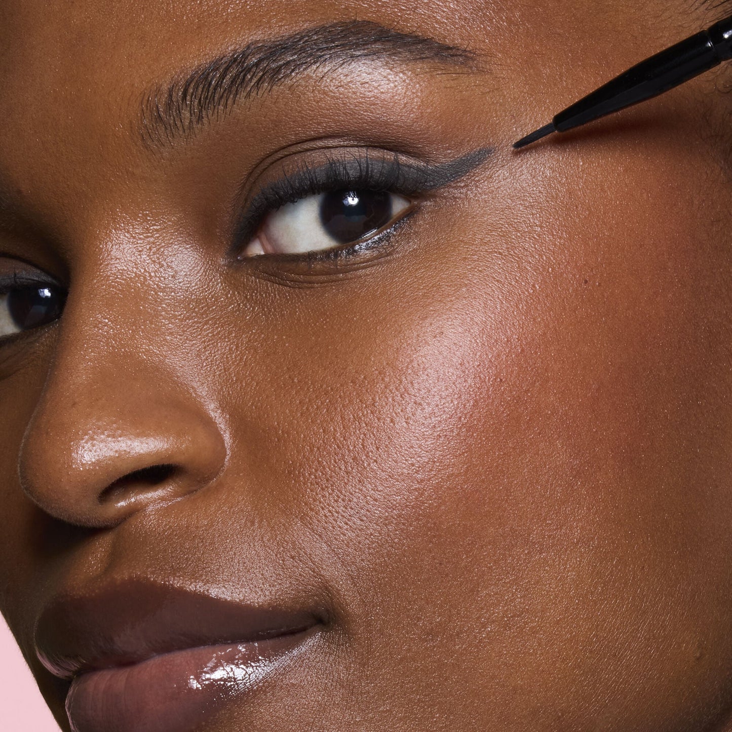 ultra-fine-eyeliner-brush-u7 81915_ULTRA_FINE_EYELINER_BRUSH_TOOL_SHOT_MOM_TSHECA_0120_v2.jpg