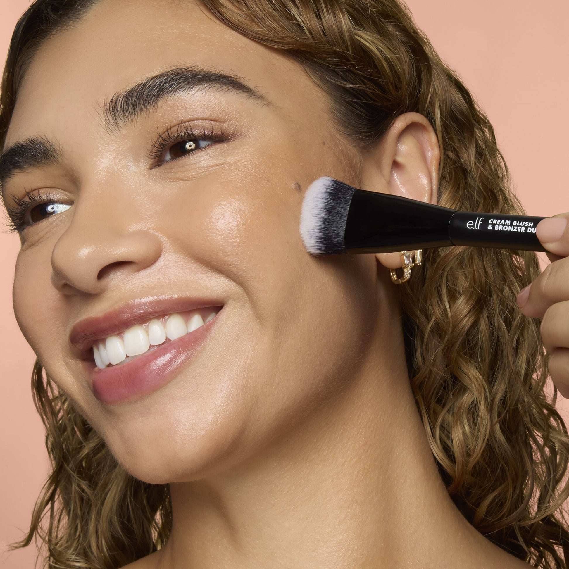 cream-blush-and-bronzer-duo-brush-v2 83857_CREAM_BLUSH_BRONZER_DUO_BRUSH_Q4_Alyssa_0173_V4_388aa08a-f9a4-4160-ae36-d9cdde1f6141.jpg