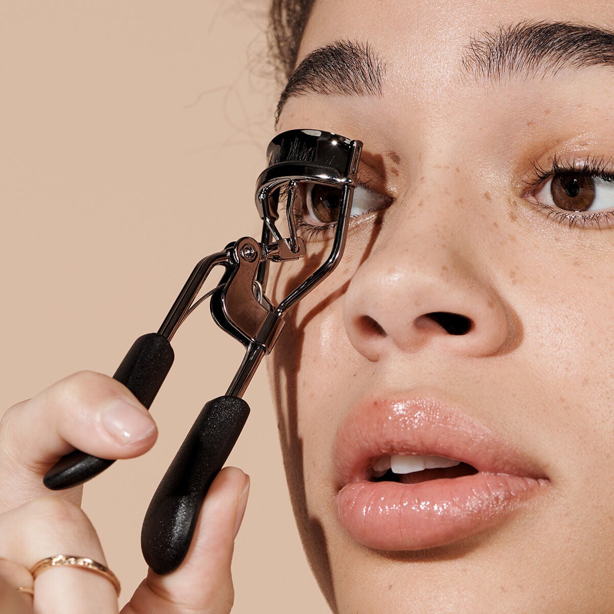 pro-eyelash-curler-j1 84067_ProEyelashCurler_Model.jpg