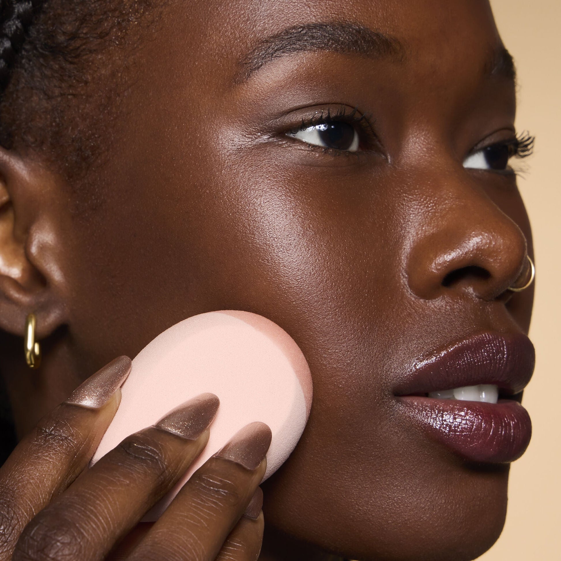 halo-glow-angled-silicone-face-sponge-y5 84235_HALO_GLOW_ANGLED_SILICONE_FACE_SPONGE_BILLIE_0078_V3.jpg