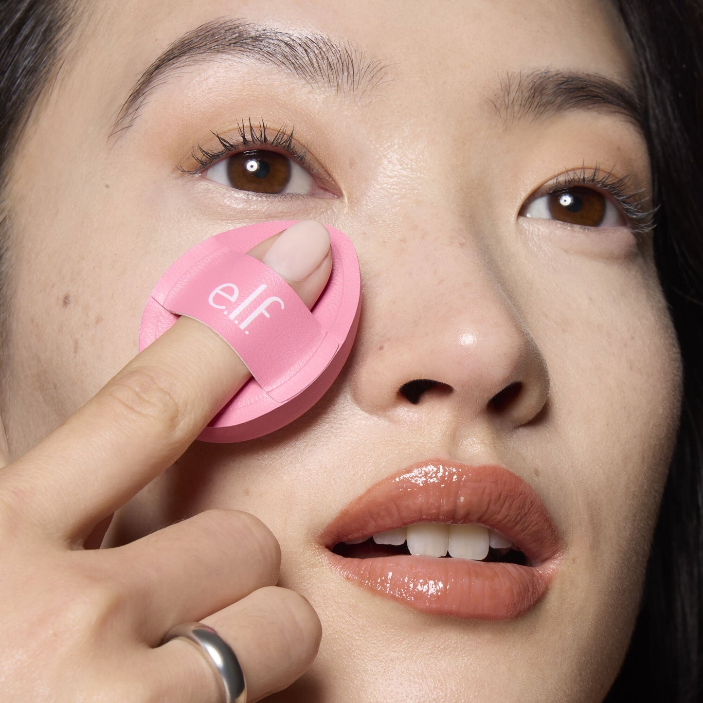 pillow-puff-concealer-sponge-h3 85120_MOM_PILLOW_PUFF_CONCEALER_SPONGE_TOOL_SHOT_SAKURA_V1_0095_V3.jpg